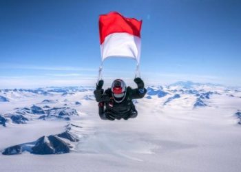 Rekor Bersejarah, Penerjun Payung Wanita Indonesia Kibarkan Merah Putih di Antartika