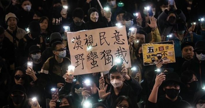 Kematian Mahasiswa Bangkitkan Solidaritas dan Penghormatan Ribuan Warga Hong Kong