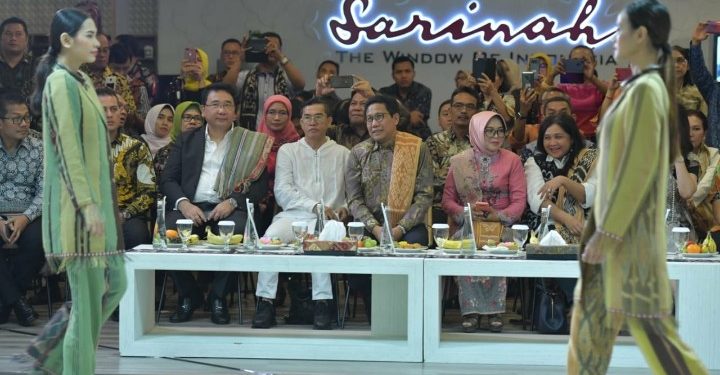 Ketika Tenun Inovasi Desa Melenggang di Eco Fashion Week Indonesia