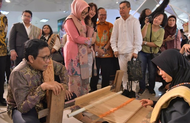 Ketika Tenun Inovasi Desa Melenggang di Eco Fashion Week Indonesia 1
