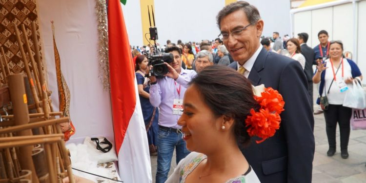 Pesona Angklung Indonesia Menarik Perhatian Presiden Peru