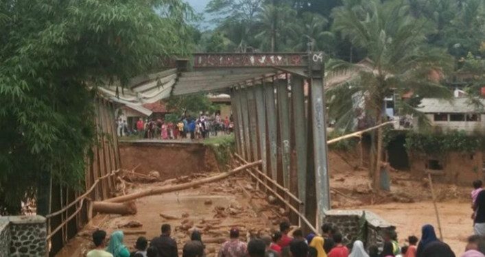 12 Jembatan Putus Diterjang Banjir, Lebak Banten Terisolasi