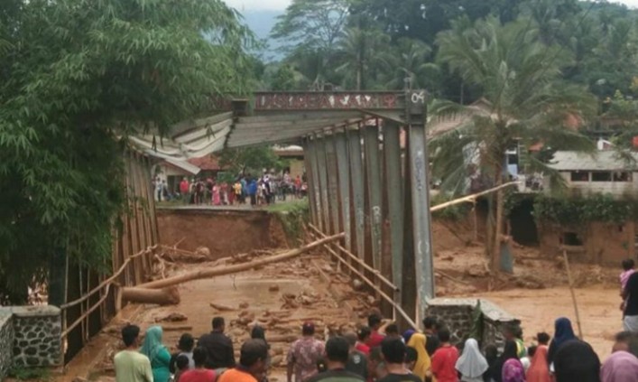 12 Jembatan Putus Diterjang Banjir, Lebak Banten Terisolasi 1