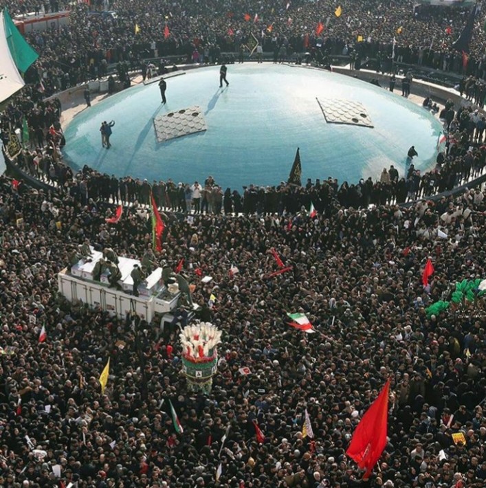 Jutaan Orang Mengiringi Pemakaman Jenderal Qassem Soleimani di Teheran 2