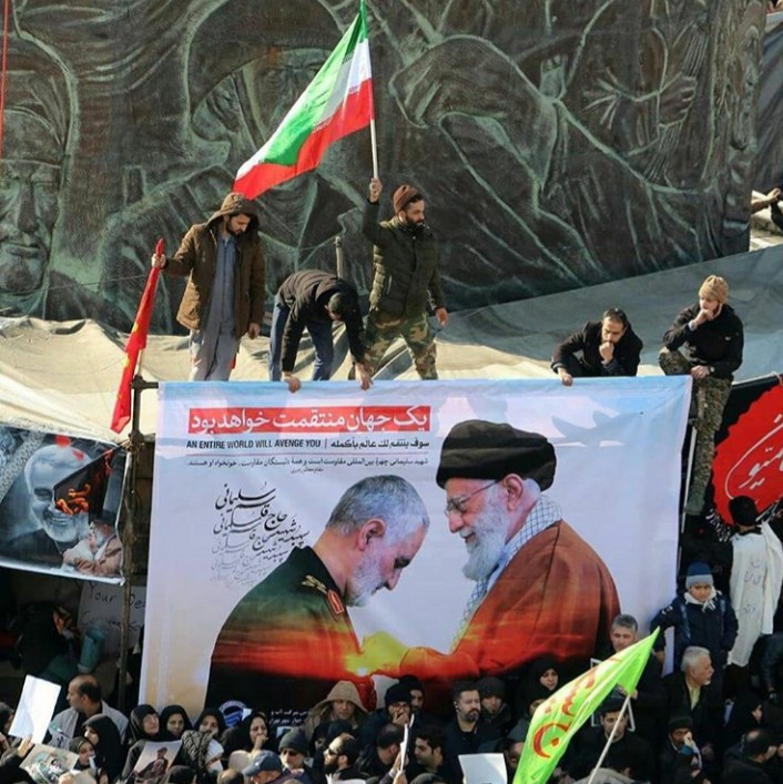 Jutaan Orang Mengiringi Pemakaman Jenderal Qassem Soleimani di Teheran 1
