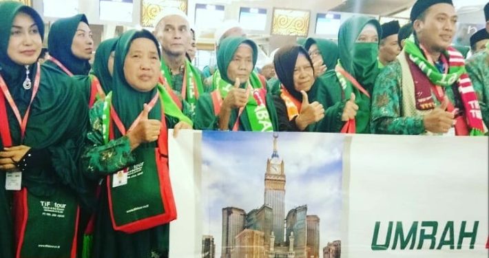 Penerbangan ke Arab Saudi Ditutup Total, Jamaah Umrah Indonesia  Menumpuk di Bandara