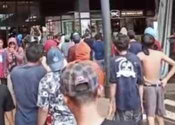Banjir Jakarta, Warga Kepung Mall AEON