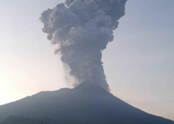 Erupsi Gunung Merapi, Bandara Adi Sumarmo Ditutup