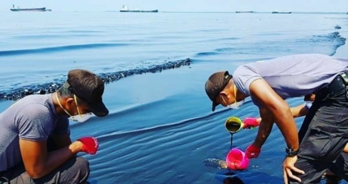 Tumpahan Limbah Minyak Berceceran di Pesisir Monpera Balikpapan