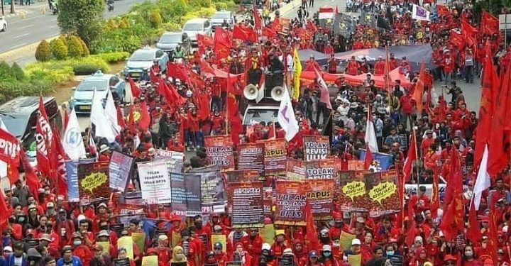 CORE: Ledakan Pengangguran di Indonesia Bisa Mencapai 9,35 Juta