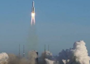 China Luncurkan Roket Luar Angkasa