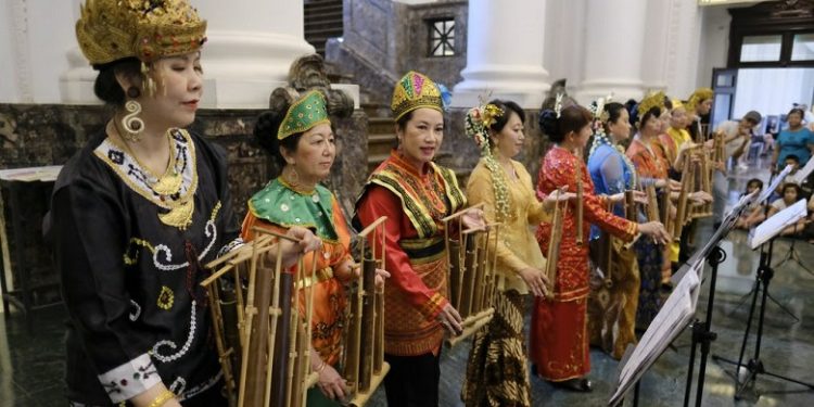 Ratusan Orang Indonesia Ramai-ramai Jadi Warga Negara Taiwan