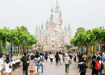 Ribuan Pengunjung Padati Shanghai Disneyland