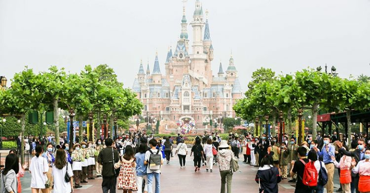 Ribuan Pengunjung Padati Shanghai Disneyland
