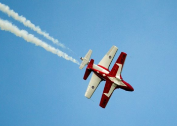 Pesawat Jet dari Tim Akrobatik Kanada Jatuh di Kawasan Pemukiman Warga