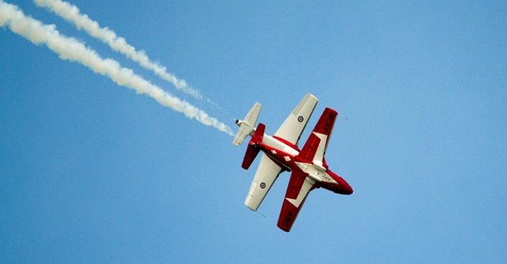 Pesawat Jet dari Tim Akrobatik Kanada Jatuh di Kawasan Pemukiman Warga