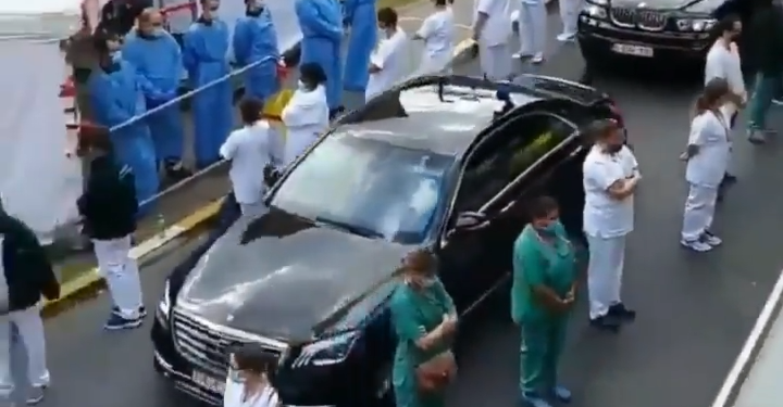 Aksi Balik Badan Para Tenaga Medis Belgia Saat Dikunjungi Perdana Menteri