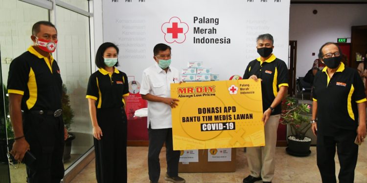 MR. DIY Sumbang 11.750 APD Covid-19 Melalui Palang Merah Indonesia