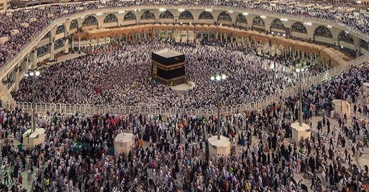 Arab Saudi Longgarkan Lockdown, Ibadah di Mekkah Kembali Normal