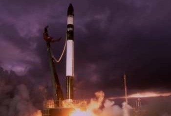 SpaceX dan Electron Sukses Luncurkan Roket Falcon 9