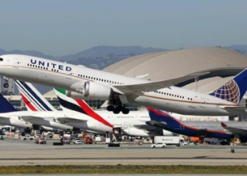 United Airlines Terapkan Aturan Ketat, Larang Penumpang Tanpa Masker