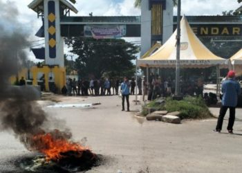 Akses TKA China Ditutup, Mahasiswa Blokir Jalur Bandara di Kendari
