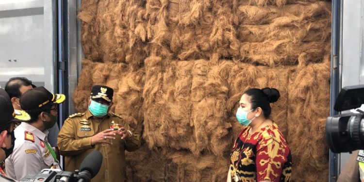 Ekspor Perdana, Sultra Kapalkan 18 Ton Serabut Kelapa ke China