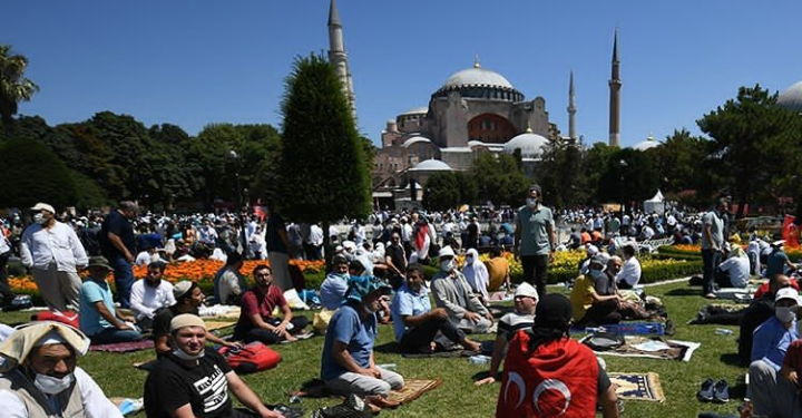 Momen Bersejarah, Umat Islam Gelar Shalat Jumat Pertama di Hagia Sophia