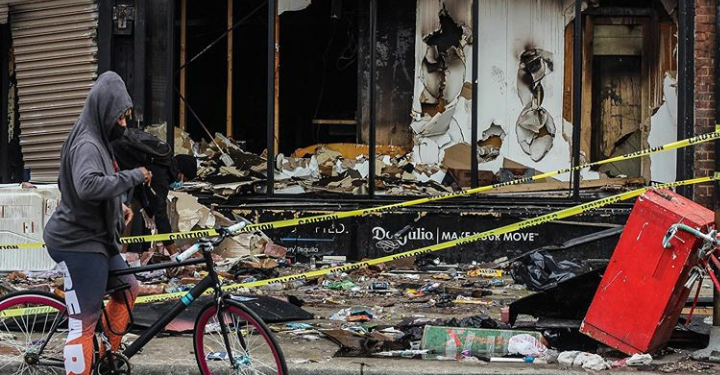 Kerusuhan dan Penjarahan di Chicago, 100 Orang Ditangkap