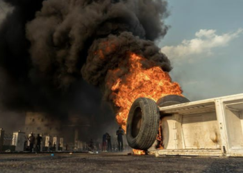 Gedung Parlemen Irak di Basra Dibakar Massa