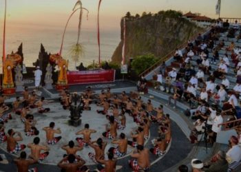 GELIAT PARIWISATA ASEAN: Bali Hidupkan Pertunjukan Tari Kecak di Uluwatu