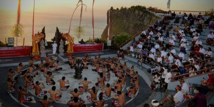 GELIAT PARIWISATA ASEAN: Bali Hidupkan Pertunjukan Tari Kecak di Uluwatu