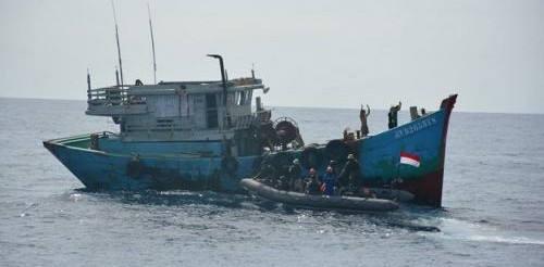 ILEGAL FISHING: TNI AL Ringkus 2 Kapal Vietnam di Laut Natuna Utara 2