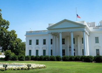 Trump Dikirimi Surat Berisi Racun di Gedung Putih