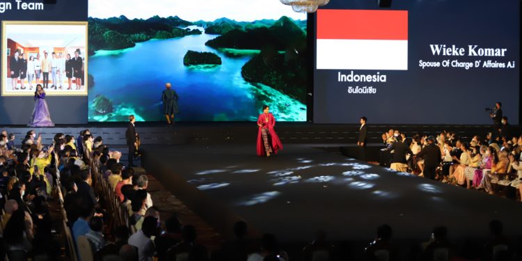 Rancangan Indonesia Memukau Panggung Thai Silk Fashion Show 2020 di Bangkok