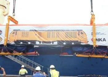PT INKA Indonesia Ekspor 3 Lokomotif dan 15 Kereta ke Filipina