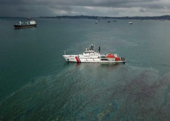 Cegah Pencemaran Meluas, Tumpahan Minyak di Laut Batu Ampar Mulai Diatasi