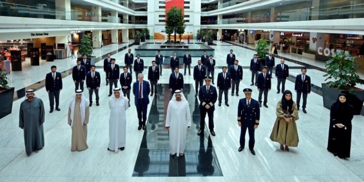 Akademi Penerbangan Emirates Wisuda 25 Pilot Profesional
