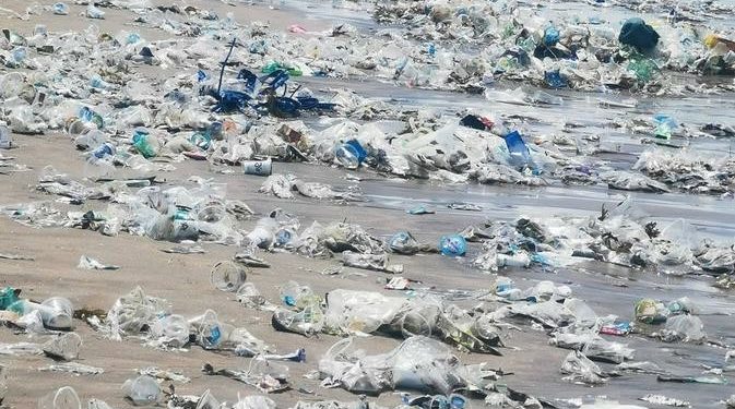 Pantai Legian Bali Dipenuhi Sampah Plastik