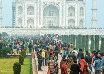 Kunjungan Dibuka, Ribuan Wisatawan Berjubel di Taj Mahal India