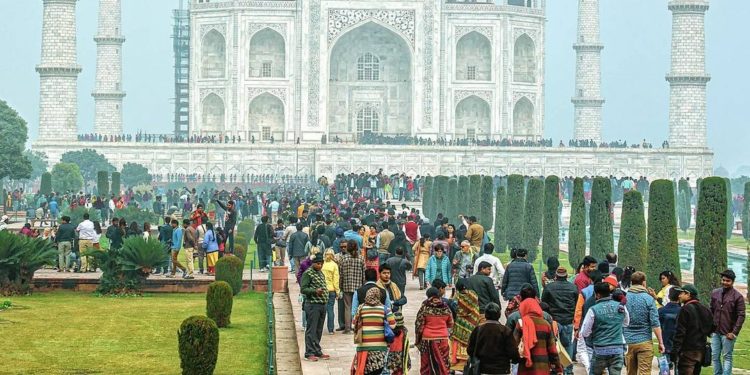 Kunjungan Dibuka, Ribuan Wisatawan Berjubel di Taj Mahal India