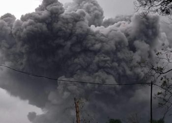 Gunung Semeru Muntahkan Awan Panas, Status Waspada