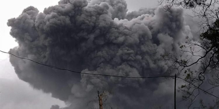 Gunung Semeru Muntahkan Awan Panas, Status Waspada