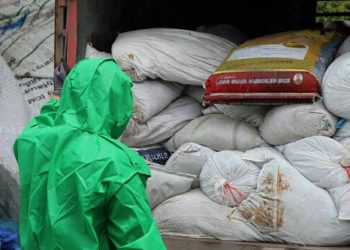 Bea Cukai RI Gagalkan Penyelundupan 4 Truk Limbah Medis Asal Malaysia