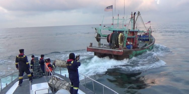 ILEGAL FISHING: 2 Kapal Malaysia Ditangkap di Selat Malaka