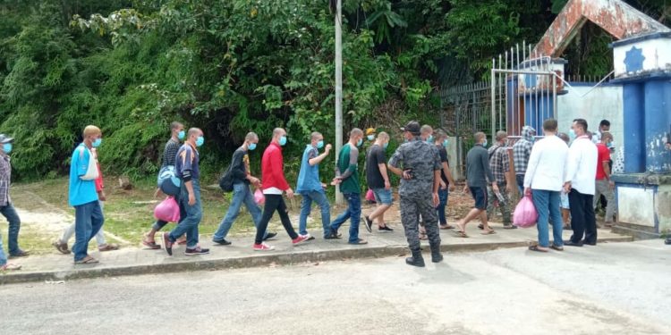Malaysia Deportasi 201 Warga Indonesia Melalui Entikong
