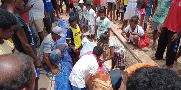 Hormati Leluhur, Warga Kepulauan Aru Kuburkan Paus Mati Secara Adat