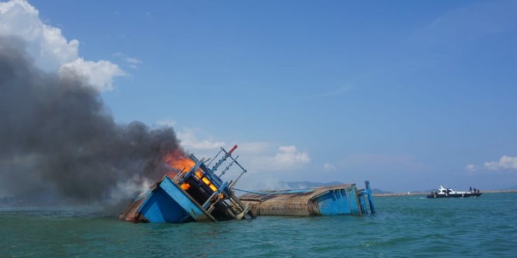 Indonesia Musnahkan 2 Kapal Illegal Fishing Berbendera Malaysia