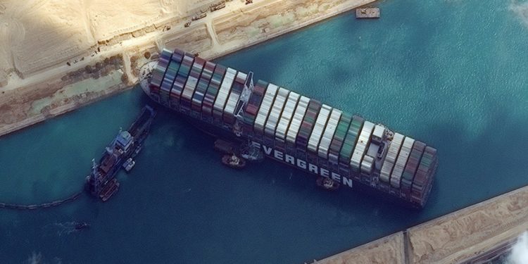 Pelayaran di Terusan Suez Lumpuh, Rantai Pasokan Global Terancam