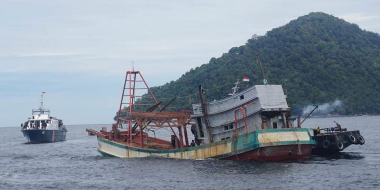 Indonesia Tenggelamkan 4 Kapal Vietnam Pencuri Ikan